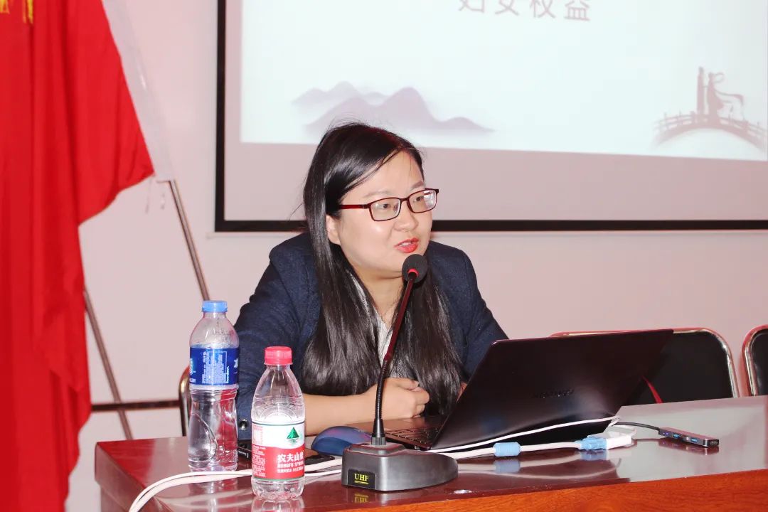 公司工会组织发展妇女权利；ぶ杜嘌