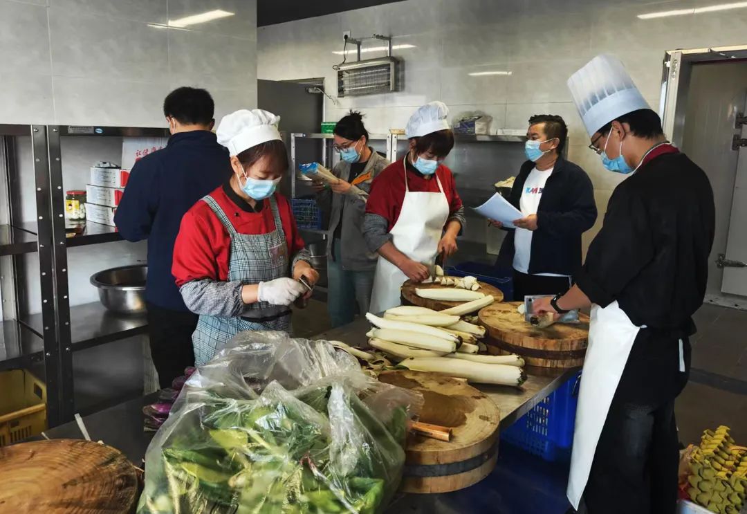 后勤治理部发展职工食堂食品安全专项查抄